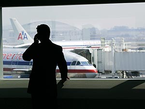 Un hombre habla por el telfono mvil en una terminal del JFK en 2005. (Foto: AFP)