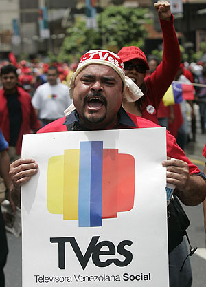 Un manifestante, con un cartel de apoyo a la cadena que sustituye a RCTV. (Foto: REUTERS)