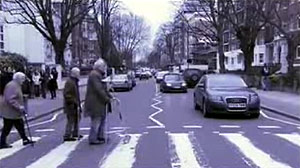 Otra imagen del videoclip, en la que miembros del grupo imitan a los Beatles en el cruce de Abbey Road.