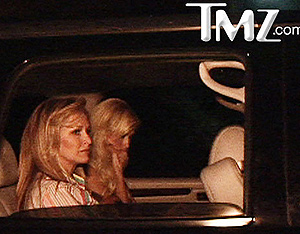 Paris Hilton, acompañada con su madre, justo antes de ingresar en prisión. (Foto: TMZ.com)