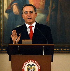 Álvaro Uribe se dirige al pueblo de Colombia con un discurso por radio y televisión. (Foto: AFP)