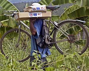 Una vctima del tifn en Filipinas transporta cajas de ayuda humanitaria. (Foto: EFE)
