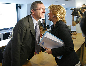 Gallardn y Esperanza Aguirre se saludan durante la primera reunin del Comit Ejecutivo regional del PP. (Foto: EFE)