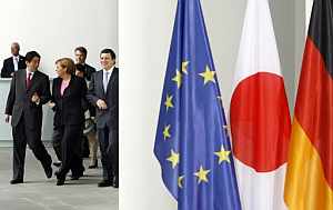 El primer ministro japonés Shinzo Abe y el presidente de la Comisión Europea, junto a Angela Merkel, anfitriona de la Cumbre. (Foto: AFP)