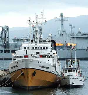 Los dos buques de la empresa Odyssey atracados en el puerto de Gibraltar. (Foto: EFE)