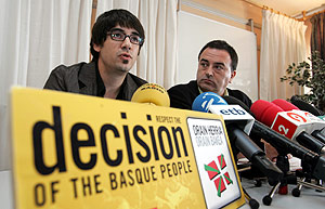 Elejabarrieta y Landa, durante la rueda de prensa en Bruselas. (Foto: AFP)