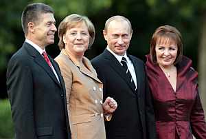 Angela Merkel y Vladimir Putin, con sus respectivos cónyuges, en Alemania. (Foto: AFP)