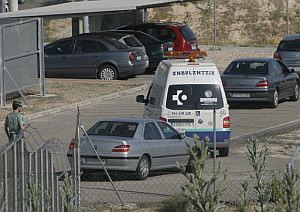 La ambulancia que ha trasladado a De Juana, al llegar a Madrid. (Foto: EFE)