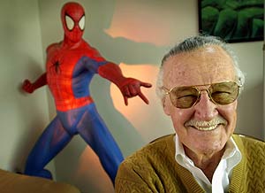 Stan Lee, junto a Spiderman. (Foto: AP)