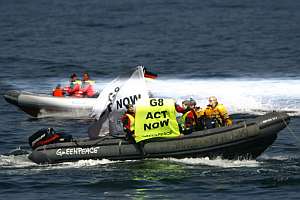 Activistas de Greenpeace reclaman al G8 que actúe contra el cambio climático. (Foto: AFP)