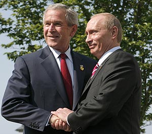 Bush y Putin se saludan durante la cumbre del G8 en Heiligendamm. (Foto: REUTERS)