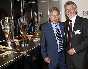 Los ex futbolistas Amancio Amaro y Paul Breitner posan junto a varios trofeos. (Foto: EFE)