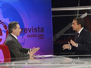 Zapatero responde a una pregunta de Gabilondo. (Foto: EFE)