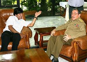 Evo Morales se dirige a Ral Castro durante la reunin entre ambos. (Foto: EFE)