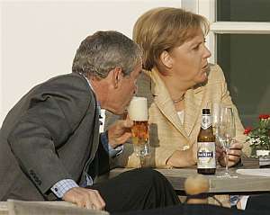 Bush bebe cerveza en un momento de la cumbre del G8 al lado de Merkel. (Foto: AP)