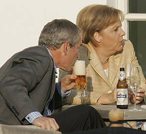 Una imagen de Bush bebiendo cerveza. (Foto: AP)