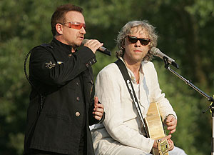Los msicos Bono y Bob Geldof durante el concierto 'Tu voz contra la pobreza' celebrado en Rostock. (Foto: AFP)