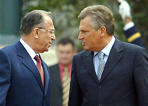 El presidente rumano, Ion Iliescu (i), y el polaco, Aleksander Kwasniewski, en una imagen de 2003. (Foto: AFP)