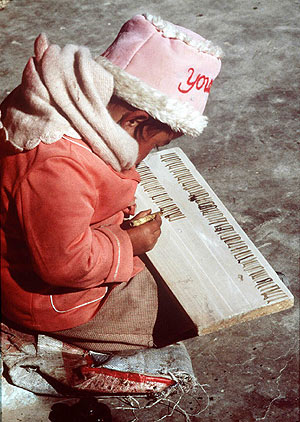 Una niña tibetana escribiendo. (Foto: EL MUNDO)