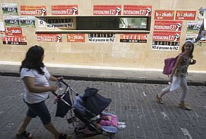 Una mujer observa carteles de ANV en Usurbil (Guipúzcoa). (Foto: AFP)