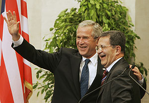 George W. Bush y Romano Prodi, en Italia. (Foto: AP)