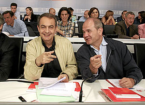 Zapatero junto al presidente del partido, Manuel Chaves. (Foto: Javi Martnez)
