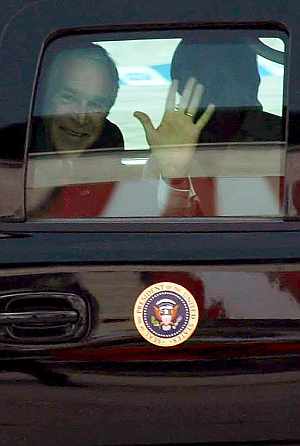 Bush saluda desde su automóvil, al pasar por el centro de Tirana. (Foto: EFE)