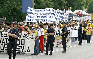 Trabajadores de Correos durante la manifestacin el domingo en Madrid. (EFE)