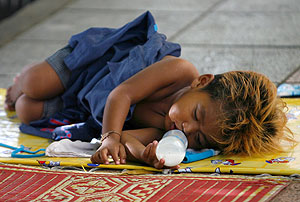 Un niño duerme en el suelo en Bangkok. En Asia, millones de niños viven en extrema pobreza. (EFE)