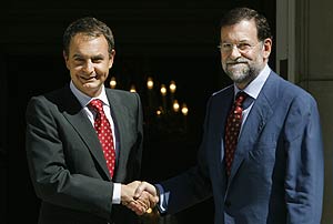 Zapatero y Rajoy, en La Moncloa. (Foto: AP)