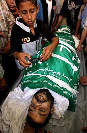 Simpatizantes palestinos de Hamas rodean el cadáver de Mohammed al Rafati en su funeral. (Foto: EFE)