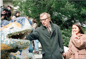 Woody Allen junto a su esposa en el parque Gell, en una visita anterior a Barcelona. (Foto: EFE)