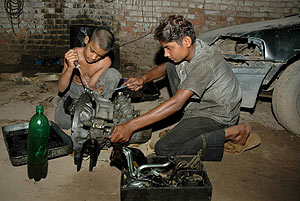 Dos nios paquistanes trabajan en un taller de mecnica. (Foto: EFE)