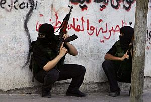 Dos militantes de Hamas combaten en Gaza. (Foto: EFE)