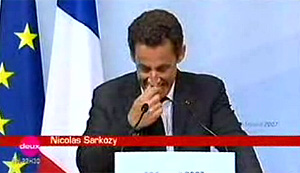 Sarkozy, en un momento de la polémica rueda de prensa. (Foto: RTBF)