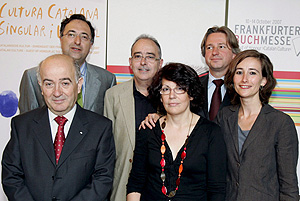 Varios representantes de la cultura catalana y la comisaria de la Feria del Libro posan durante la presentación. (Foto: EFE)