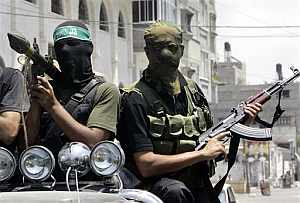 Militantes de Hamas circulan armados por las calles de Gaza durante un funeral. (Foto: AP)
