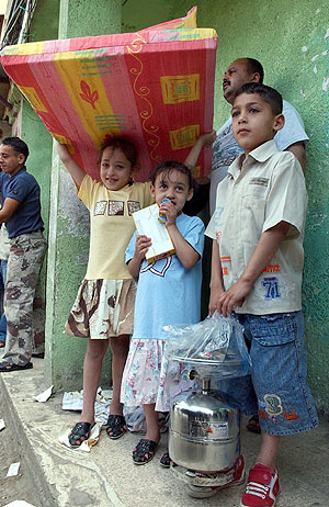 Un grupo de refugiados palestinos esperan la ayuda humanitaria. (Foto: EFE)