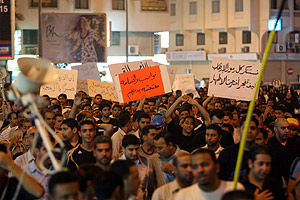Un grupo de sunes sale a la calle en protesta por el atentado de Samarra. (Foto: EFE)
