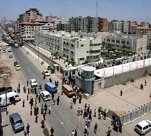 Militantes de Hamas dentro de la sede de las Fuerzas de Seguridad Preventiva despus de apoderarse del cuartel. (Foto: EFE)