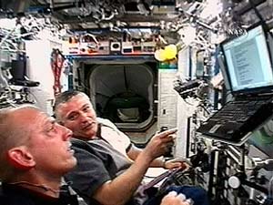 Dos astronautas, en el mdulo 'Destiny' de la ISS: (Foto: Reuters)