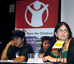 Rueda de prensa de Save the Children, una de las ONG que no quiere seguir siendo auditada por esta entidad. (Foto: EFE)