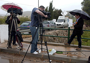 Periodistas de televisin se preparan a grabar en los alrededores de Portimao, Portugal. (Foto: EFE)