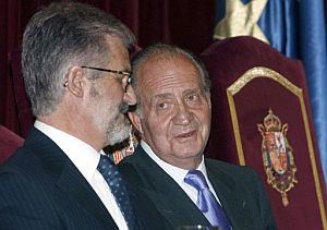 Don Juan Carlos charla con el presidente del Congreso, Manuel Marn. (Foto: EFE)