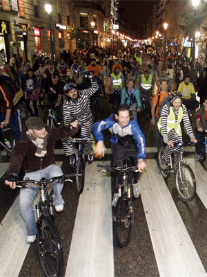 Bicicletada por el centro de Madrid celebrada por el mismo colectivo el pasado mes de octubre. (FOTO: Diego Sinova)