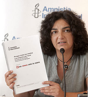 Eva Surez-Llanos, responsable de campaas de Amista, en la presentacin del informe. (EFE)