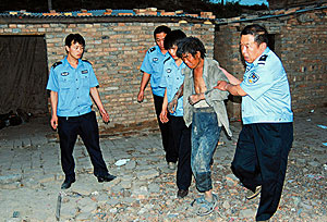 Tres policas ayudan a salir a uno de los trabajadores esclavizados en una fbrica. (Foto: AFP)