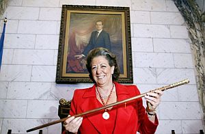 La alcaldesa de Valencia, Rita Barber, muestra el bastn de mando durante la sesin constitutiva del Ayuntamiento. (Foto: EFE)