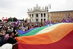Decenas de manifestantes, durante la marcha del 'Orgullo gay'. (Foto: AP)
