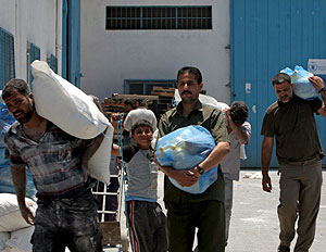 Refugiados palestinos reciben ayuda humanitaria de la ONU en la franja de Gaza. (Foto: EFE)